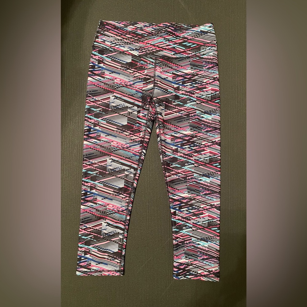 Fabletics Define PowerHold Mid-Rise Capri Legging Size: XS  Color: Digital Print
